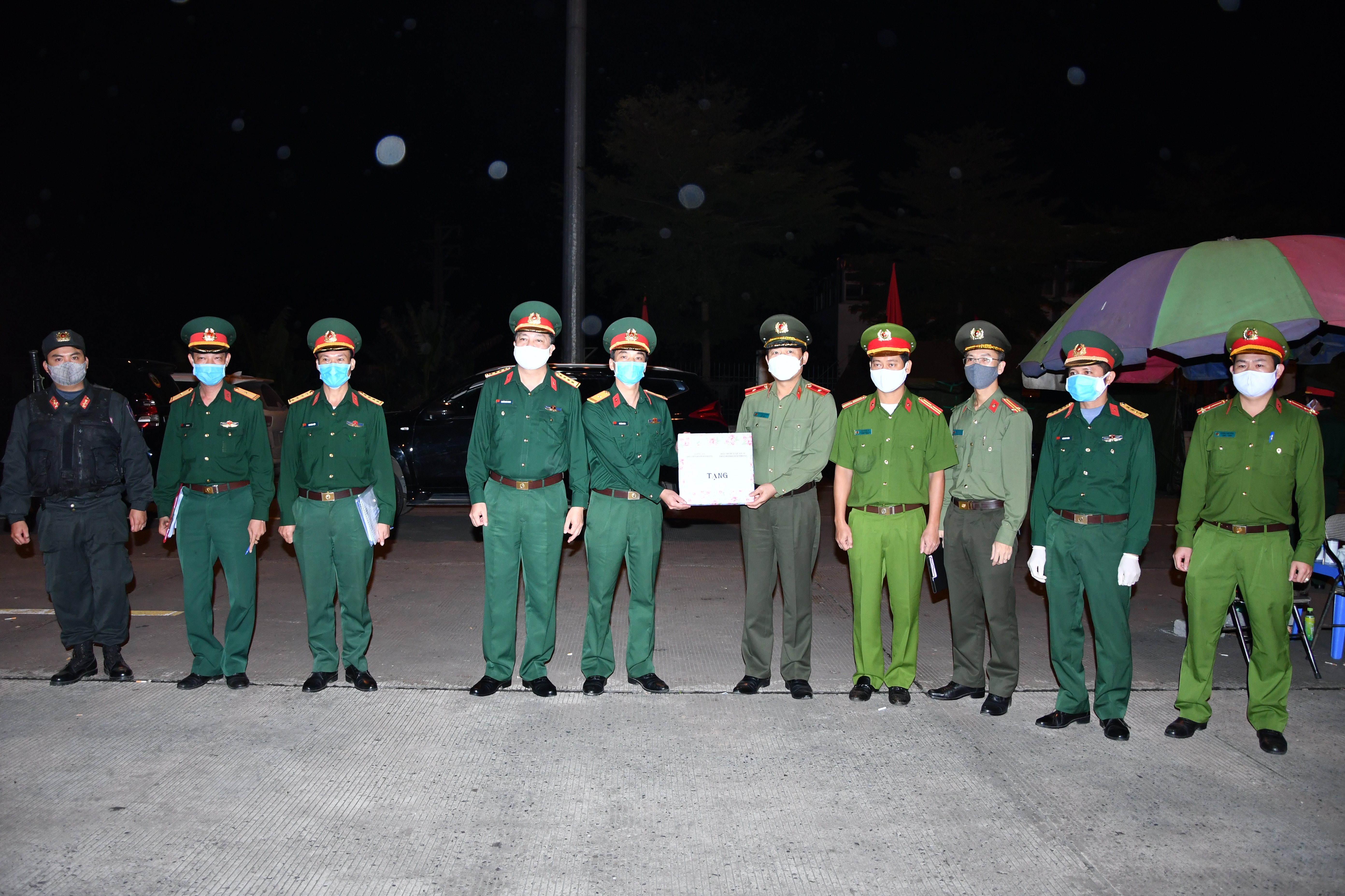 Giám đốc Công an thành phố tặng quà động viên CBCS, lực lượng liên ngành làm nhiệm vụ kiểm soát y tế, phòng chống dịch Covid -19